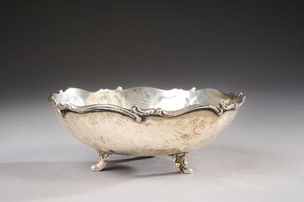 Circular tripod cup in hammered 800-th foreign sil