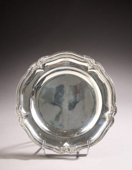 Circular, scalloped-edge dish in 950 silver, with 