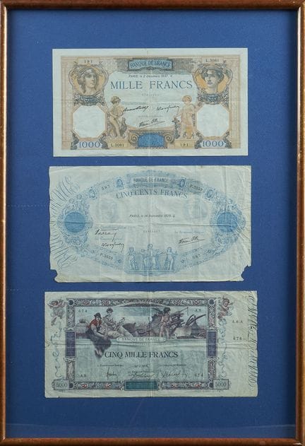 BANQUE DE FRANCE.
Set of three framed banknotes mo