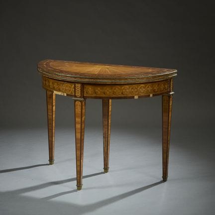Half-moon table made of satinwood veneer and marqu