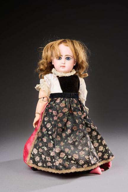 JUMEAU Baby.
Doll with a porcelain head stamped in