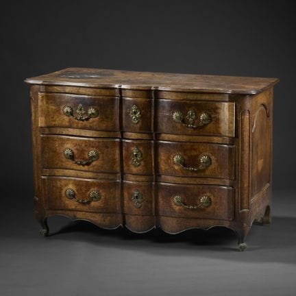 Chest of drawers with an ornate front made of waln