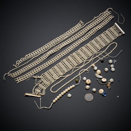 Ensemble de bijoux en perles probablement fines co