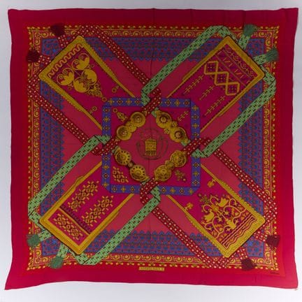 HERMÈS "Brins d'or".
Silk crepe shawl in shades of