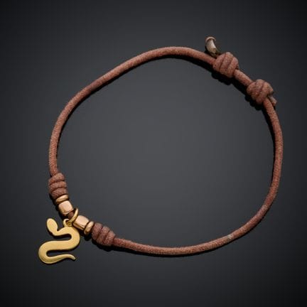 DODO.
Bracelet sur cordon, retenant une pampille e