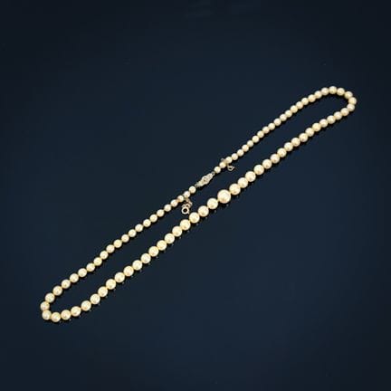 Collier à un rang de quatre-vingt-quatre perles de