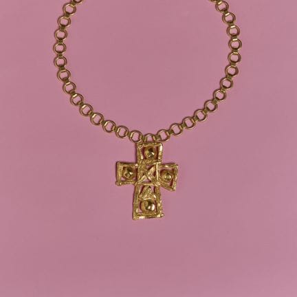 CHRISTIAN LACROIX.

Collier en métal doré, présent