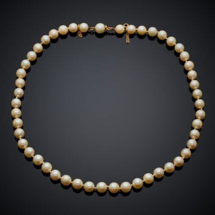 Collier tour de cou à un rang de cinquante perles 