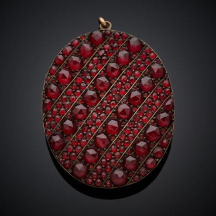 Pendentif porte-souvenir en métal doré, le dos ent