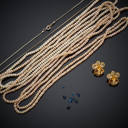 Ensemble de bijoux fantaisie comprenant :
- Trois 