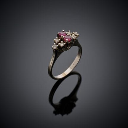 Bague en or gris 750 millièmes, sertie de deux rub
