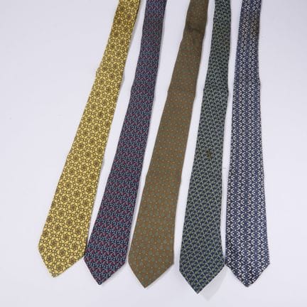 HERMÈS. 
Set of five silk ties, including:
- a Mod