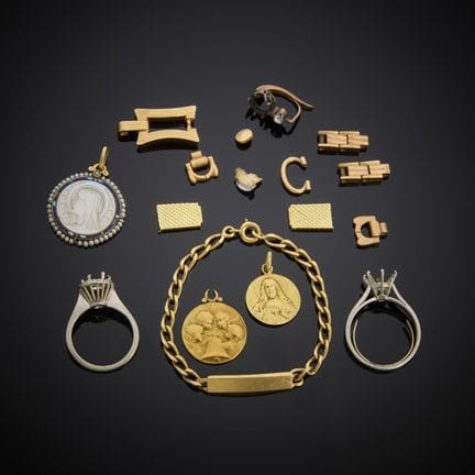 Ensemble de bijoux et de débris en or jaune, gris 