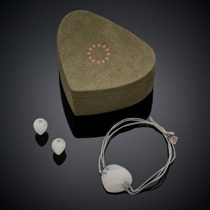 LAYONE.
Parure comprenant un bracelet sur cordon o