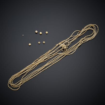 Ensemble en perles comprenant : 
- Cinq rangs de p