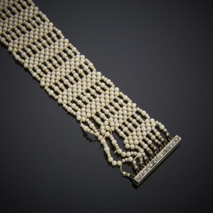 Bracelet ruban orné de perles probablement fines, 