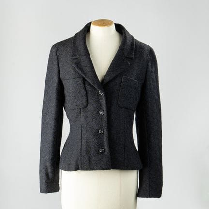CHANEL, Estimated size 34/36. 
Navy blue tweed jac