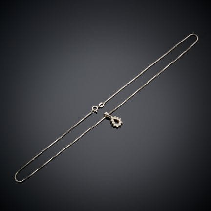 Collier en or gris 750 millièmes, présentant une c
