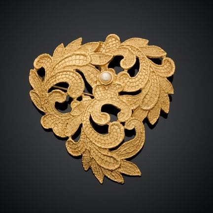 YVES SAINT LAURENT.
Broche pendentif en métal doré