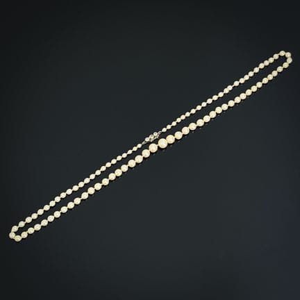 Collier à un rang de quatre-vingt-deux perles de c