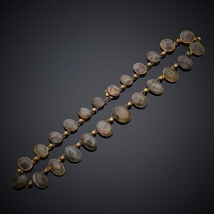 Collier en métal doré et argenté, serti de vingt-q