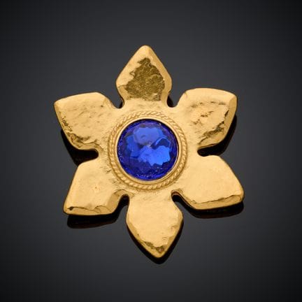 YVES SAINT LAURENT.
Broche pendentif en métal doré