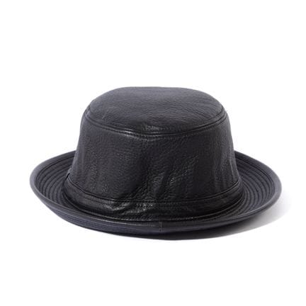 HERMÈS, Size 57.
Black deerskin hat with white lin