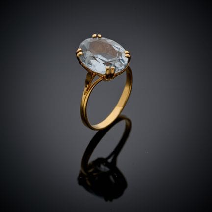Bague en or jaune 750 millièmes, sertie d'un verre