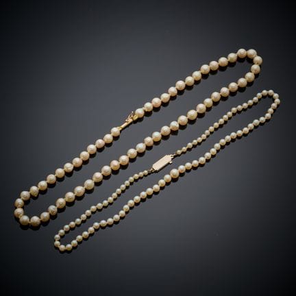 Un collier de quatre-vingt perles de culture en ch