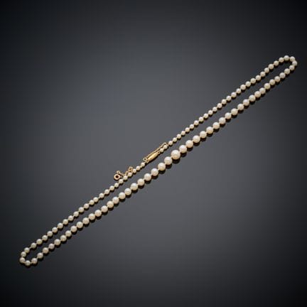 Collier à un rang de cent-cinq perles de culture e