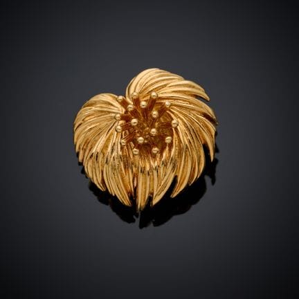 VAN CLEEF  ARPELS.
Clip d'oreille en or jaune et r