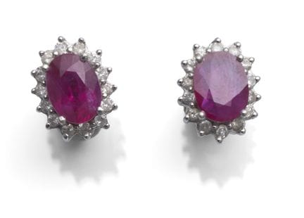 Paar Rubin-Diamant-Ohrstecker
0,9 x 1,2 cm

585/00