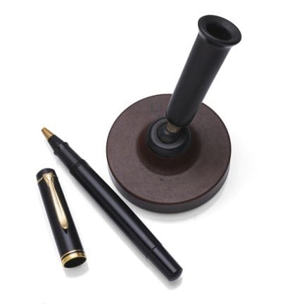 A ROLLERBALL PEN, A PEN HOLDER AND A BOOK
Füller: 