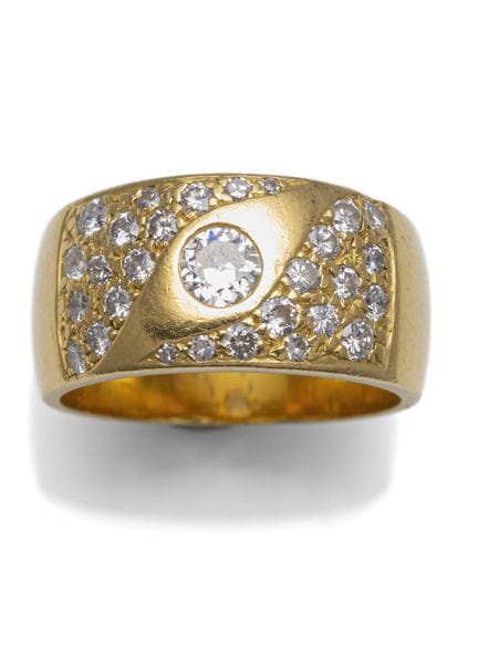 Diamantring
RM 59

750/000 Gelbgold (getestet). Ei