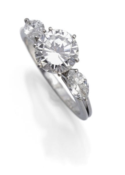 Bague à brillant
RM 53

Platine (poinçonnée). Un b