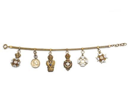 Bracelet avec pendentifs de décorations
XIXe/XXe s