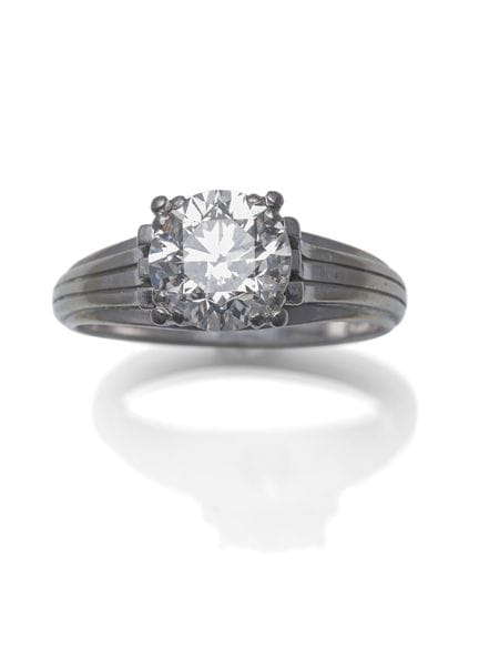 Bague avec diamant
RM 61

Or blanc 750/000 (poinço