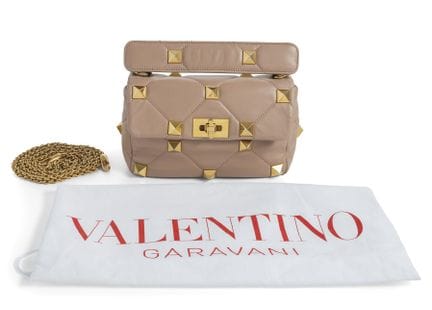Valentino
H. 18 cm x B. 27 cm x T. 8 cm

Valentino
