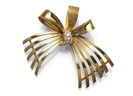 A BOW SHAPED GOLD BROOCH
1950ties - 60ties

5,7 x 