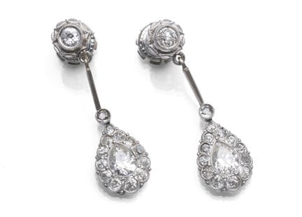 Boucles d'oreilles
Vers 1910

L. 3,6 cm

Or blanc 