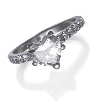Bague cœur en diamant
RM 52

Platine 900/000 (poin