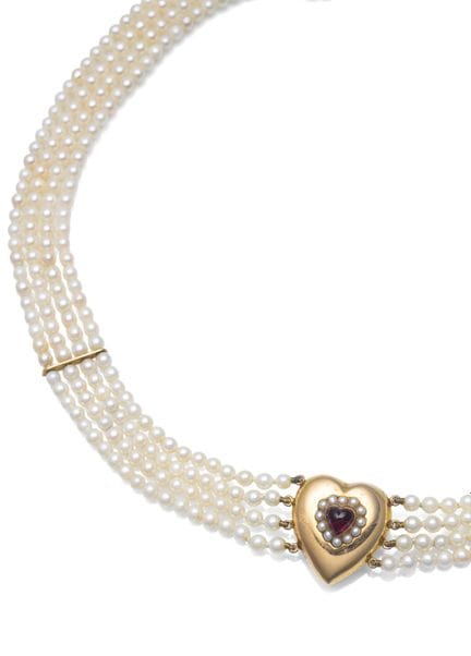 Collar de perlas de cuatro hileras con un corazón
