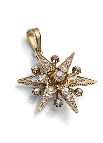 Colgante histórico con diamantes
3,0 x 4,6 cm

Oro