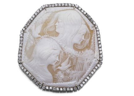 Muschelkammee Brosch/Anhänger
7,0 x 7,4 cm

333/00
