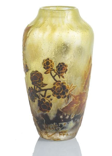 新艺术风格的黑莓花瓶
道姆，南锡，1910 年左右

高 12 厘米

无色玻璃上有多色粉末和熔化物