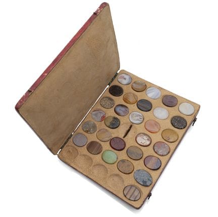 Conjunto de piedras para joyería en estuche
Finale
