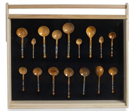 Ensemble de 16 cuillères diverses dans un coffret

