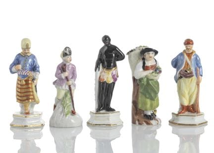 Trois pièces d'échecs et deux figurines miniatures