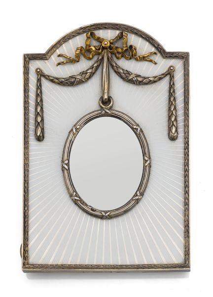法贝热珐琅装饰相框
圣彼得堡，1899-1903年

11.6 × 7.8 厘米

镀金银。边缘饰有