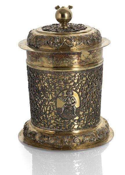 Chope à couvercle en vermeil, pièce rare
Neisse en